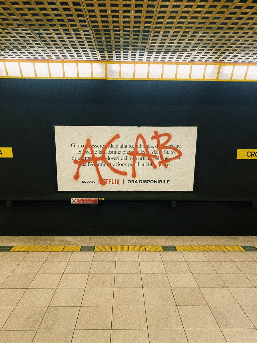 Brillante #campagna di <a href="/NetflixIT/">Netflix Italia</a> per il lancio di #Acab 🚨
Scoperta oggi in #metro  a Milano, restituisce molto il clima di opposizione sociale attuale e soprattutto, il visual grafico, sembra veramente vandalizzato. 
Superbo 🧠
#GraphicDesign #Graffiti #TVseries
