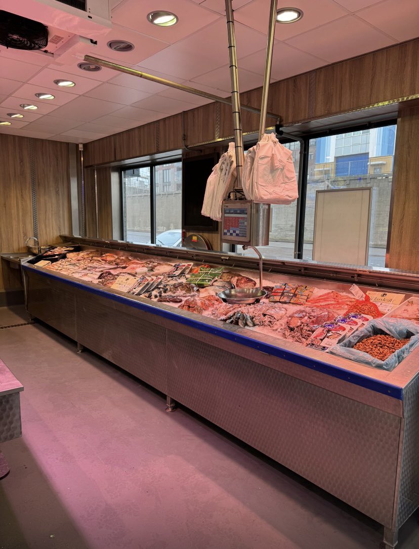 ecoseafood's tweet photo. We zijn van start gegaan! Nog even wennen en inrichten maar begin is er! Kom langs en geniet🐟🦪🦐🦞🦀Halkade 48 #IJmuiden #Noordzeevis https://t.co/5ochA98oA5