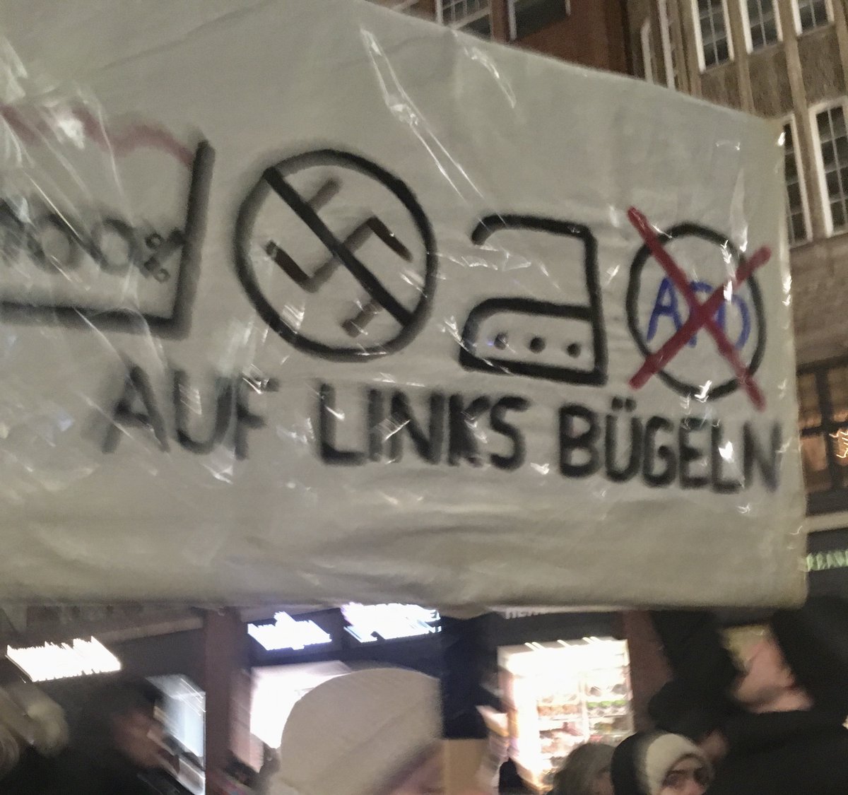 karimamilena's tweet photo. @Tweetenti Wie erwartet friedlich trotz starker Polizeipräsenz. P. wirkte recht nervös / reizbar. Nix Schlimmes erlebt, trotzdem kurz in Laden geflüchtet. Leider konnten wir nicht direkt vors Rathaus.
HH mit ca. 15.000 allen Alters stabil gegen Rechts 💪
#noAfD #neverAfd #HH16012025 https://t.co/fkrThrEHnH