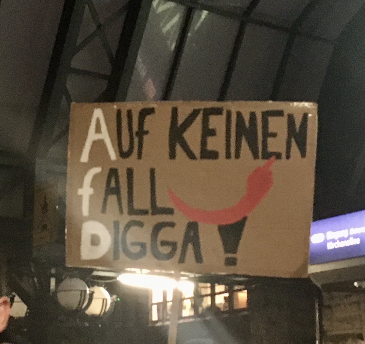 karimamilena's tweet photo. @Tweetenti Wie erwartet friedlich trotz starker Polizeipräsenz. P. wirkte recht nervös / reizbar. Nix Schlimmes erlebt, trotzdem kurz in Laden geflüchtet. Leider konnten wir nicht direkt vors Rathaus.
HH mit ca. 15.000 allen Alters stabil gegen Rechts 💪
#noAfD #neverAfd #HH16012025 https://t.co/fkrThrEHnH