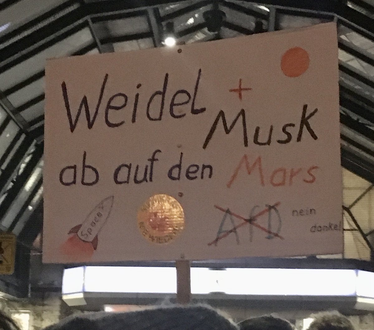 karimamilena's tweet photo. @Tweetenti Wie erwartet friedlich trotz starker Polizeipräsenz. P. wirkte recht nervös / reizbar. Nix Schlimmes erlebt, trotzdem kurz in Laden geflüchtet. Leider konnten wir nicht direkt vors Rathaus.
HH mit ca. 15.000 allen Alters stabil gegen Rechts 💪
#noAfD #neverAfd #HH16012025 https://t.co/fkrThrEHnH