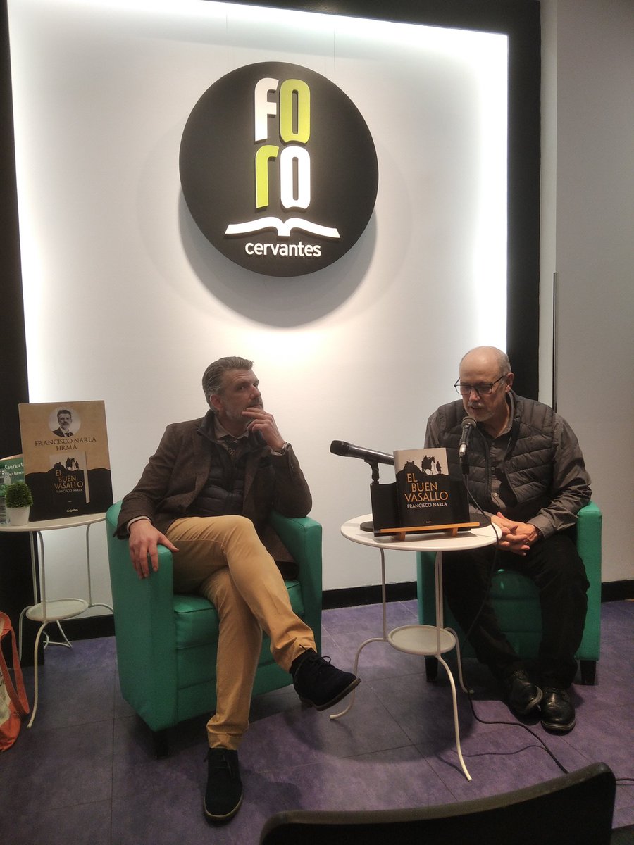 Viendo a <a href="/FranciscoNarla/">Francisco Narla</a> en la <a href="/CervantesLib/">Librería Cervantes</a> de #Oviedo presentando su última novela #elbuenvasallo.