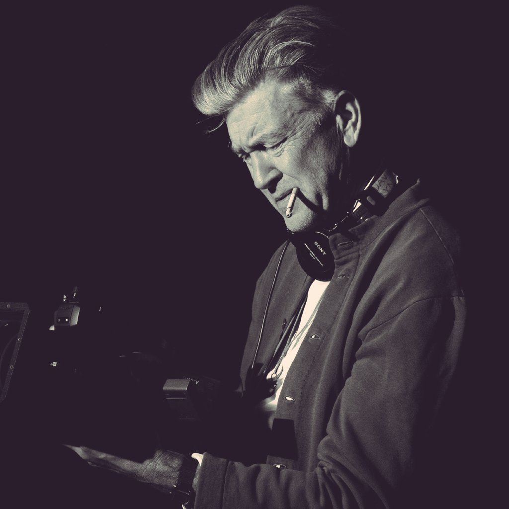 bozz_____'s tweet photo. NO PUEDO ESTAR MÁS TRISTE.

Una tristeza que no sabía que podía sentir por la muerte de alguien de fuera de mi círculo íntimo.

En cuanto pueda, intentaré honrar la memoria de David Lynch, alguien tan importante para mí, que no soy ni capaz de describirlo.

Y ahora, a llorar.
🖤 https://t.co/Aa7tfnLz19