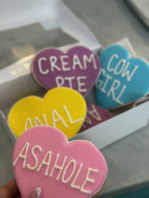 2 pic. Get ur cookies, shipping nationwide NOW ? https://t.co/OGN3v9Zras https://t.co/t9Z5DhHGwL