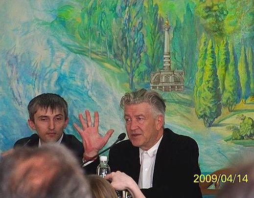 LyrYevhen's tweet photo. Дозволю собі не погодитись. Піком сюрреалістичної творчості Девіда Лінча став ефір у Савіка Шустера і лекція у БУДИНКУ КУЛЬТУРИ НАЦІОНАЛЬНОГО АВІАЦІЙНОГО УНІВЕРСИТЕТУ, що відбулися у 2009 році в один день https://t.co/nLS9z9tNO0
