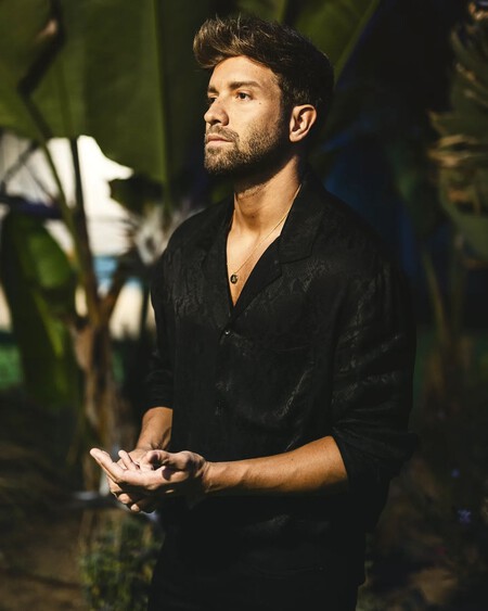 Con una guitarra y una voz que corta el aire, Pablo Alborán redefinió la balada. 

No es solo un músico, es un contador de historias que transformó lo íntimo en un fenómeno global. 

🧵sobre su vida , su música y sus desafíos . ⤵️