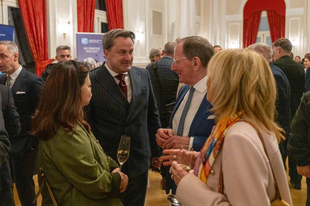 Xavier_Bettel's tweet photo. Haut um Neijoerspatt bei der #FEDIL an duerno bei der Salariatskummer #CSL, de Sozialdialog ass e wichtegt an onverzichtbaart Instrument fir d’Ekonomie zu Lëtzebuerg. https://t.co/B04yJ5NEf4