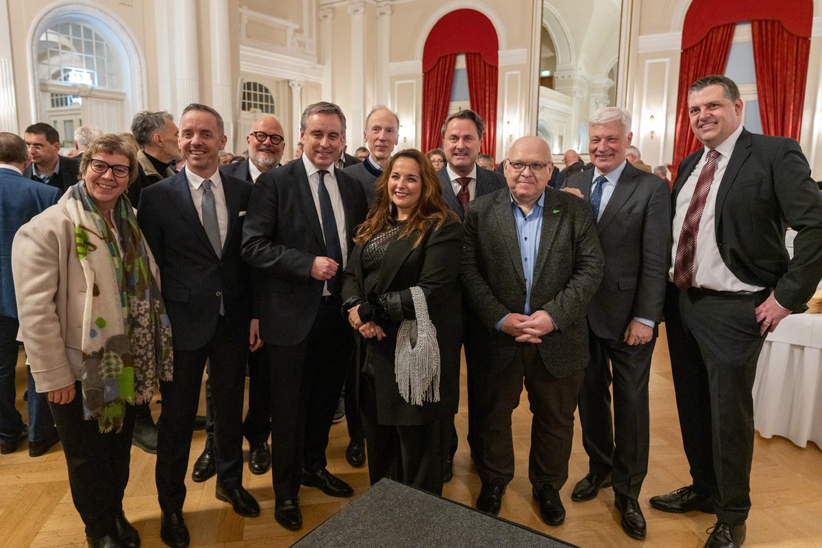 Xavier_Bettel's tweet photo. Haut um Neijoerspatt bei der #FEDIL an duerno bei der Salariatskummer #CSL, de Sozialdialog ass e wichtegt an onverzichtbaart Instrument fir d’Ekonomie zu Lëtzebuerg. https://t.co/B04yJ5NEf4