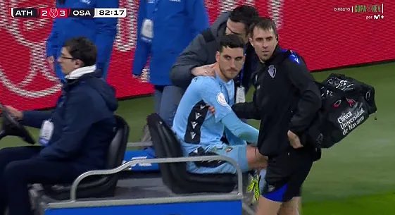 Sale el portero del Osasuna pitado de San Mames tras tener que ser cambiado por un rodillazo en la cabeza. Unique in the world