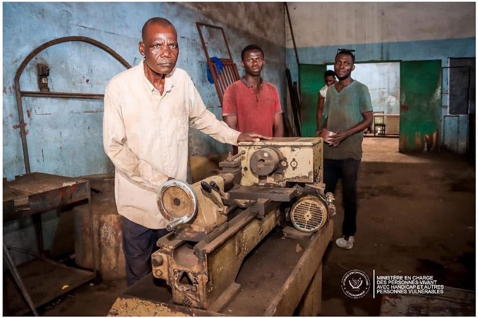 CongoHandicap's tweet photo. Nous sommes devenus les mendiants, réellement le gouvernement @SuminwaJudith manquait  $ 100000 pour financer ce projet ?

Pourquoi pas intégrer le handicap dans le programme projet 145 territoires?  

Excellence Mr @Presidence_RDC  #toza namotema maba , @PatrickMuyaya @TinaSalama2 

Soki tolobi Peine de mort 💀