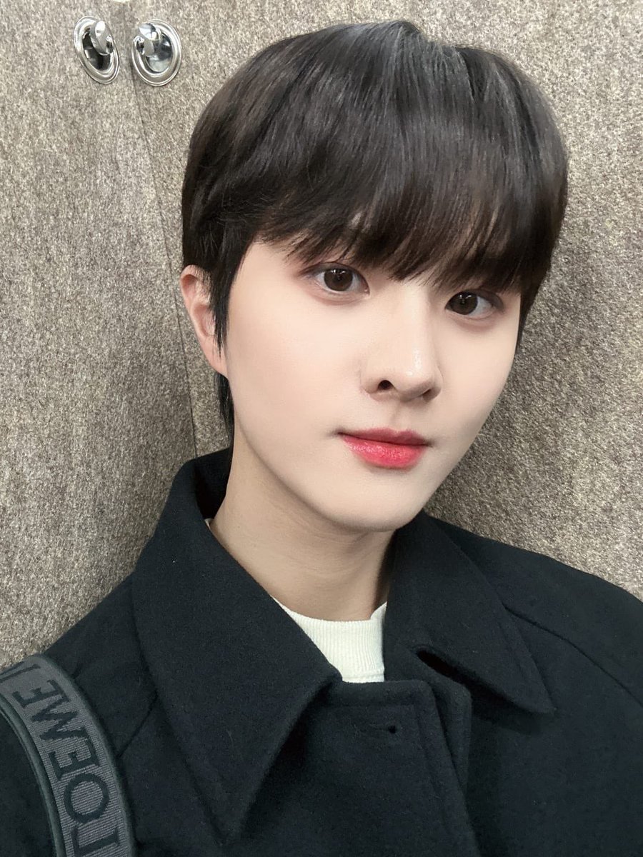 Actualización en Weverse |23.12.24 | @kingdom_gfent <a href="/TheKingDom_GF/">The KingDom</a>

[IVAN 👑] 

🖤

#더킹덤 #TheKingDom #TKD #아이반 #IVAN