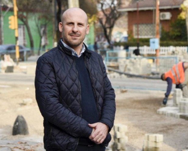 TermoTombino's tweet photo. ¿Sabías qué...? 

La obra de la Sagrada Familia está bajo las órdenes del ingeniero Da Fré quien asegura que es un "proyecto vivo" y por eso la demora de su finalización. 

Aclara que mañana vienen los obreros que se fueron a tomar vino unas semanitas.

"Estamos en eso" finalizó. https://t.co/lEymOQeozh