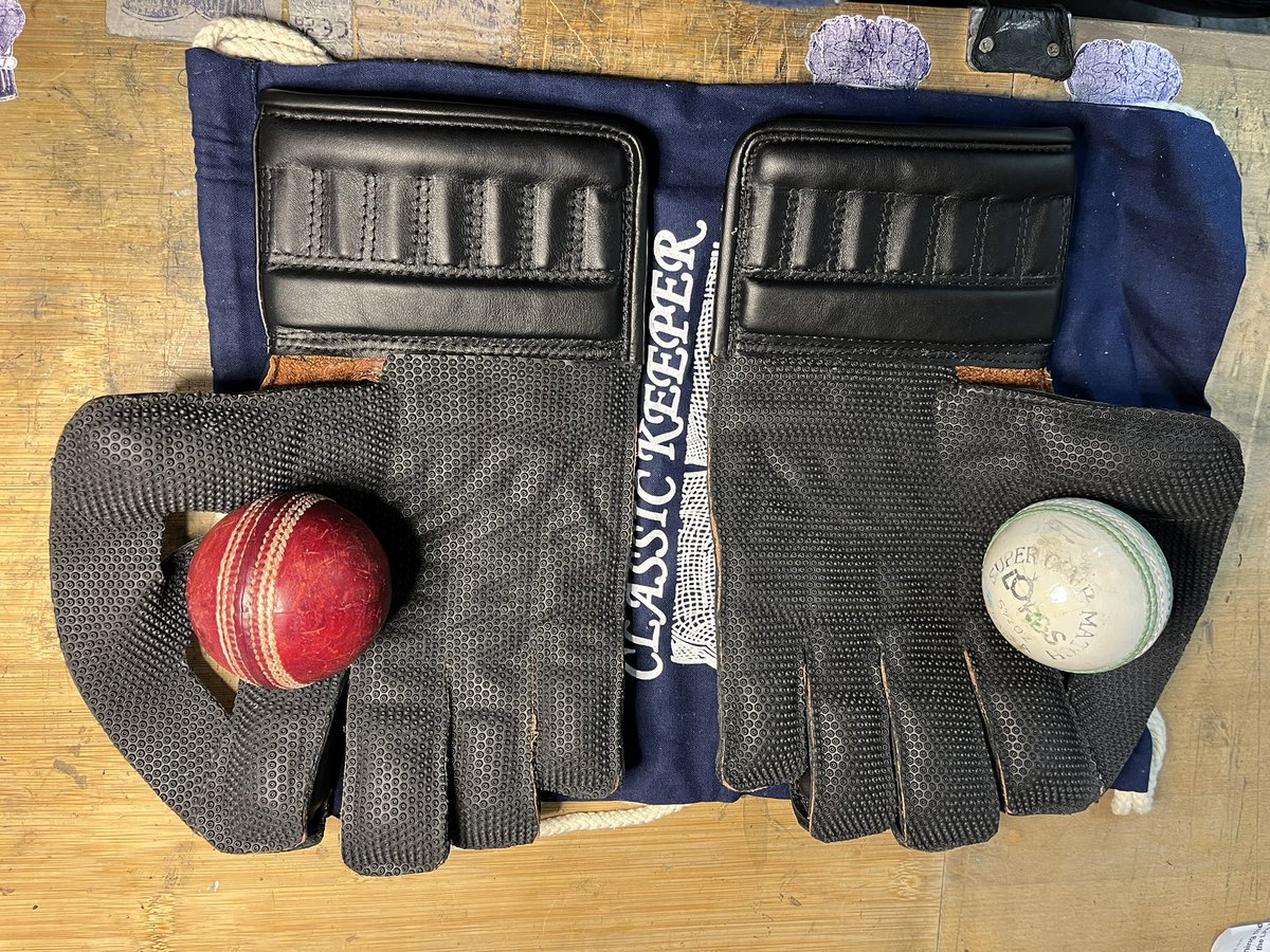 classickeeper1's tweet photo. Zac requested a second identical pair of. Nothing wrong with his originals , in fact have just refaced them . Just wanted two pairs of a classic black glove s @WK_Union @KeeperCourt https://t.co/It5tebsDWG