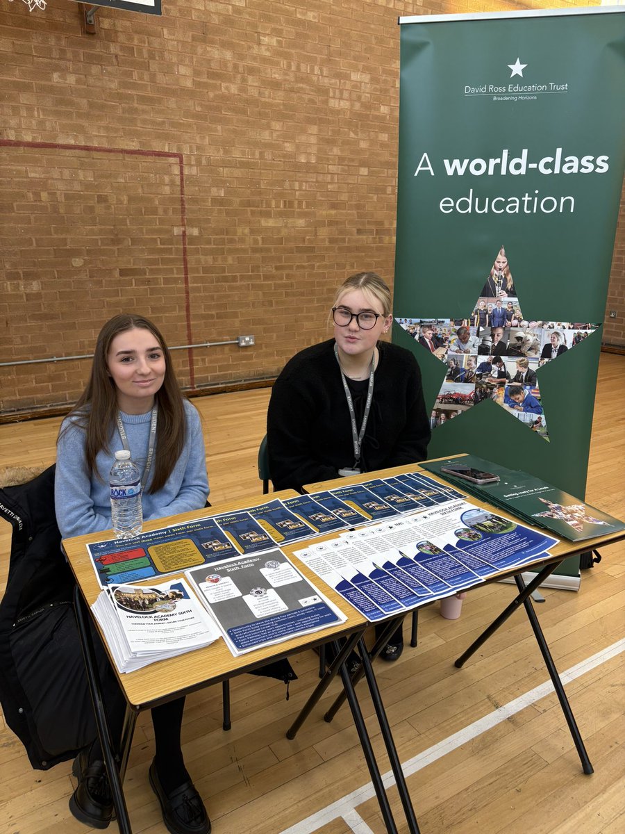 Big thank you to these lovely students for volunteering themselves to promote our amazing Sixth Form tonight at our year 11 parents evening!⭐️🥰
