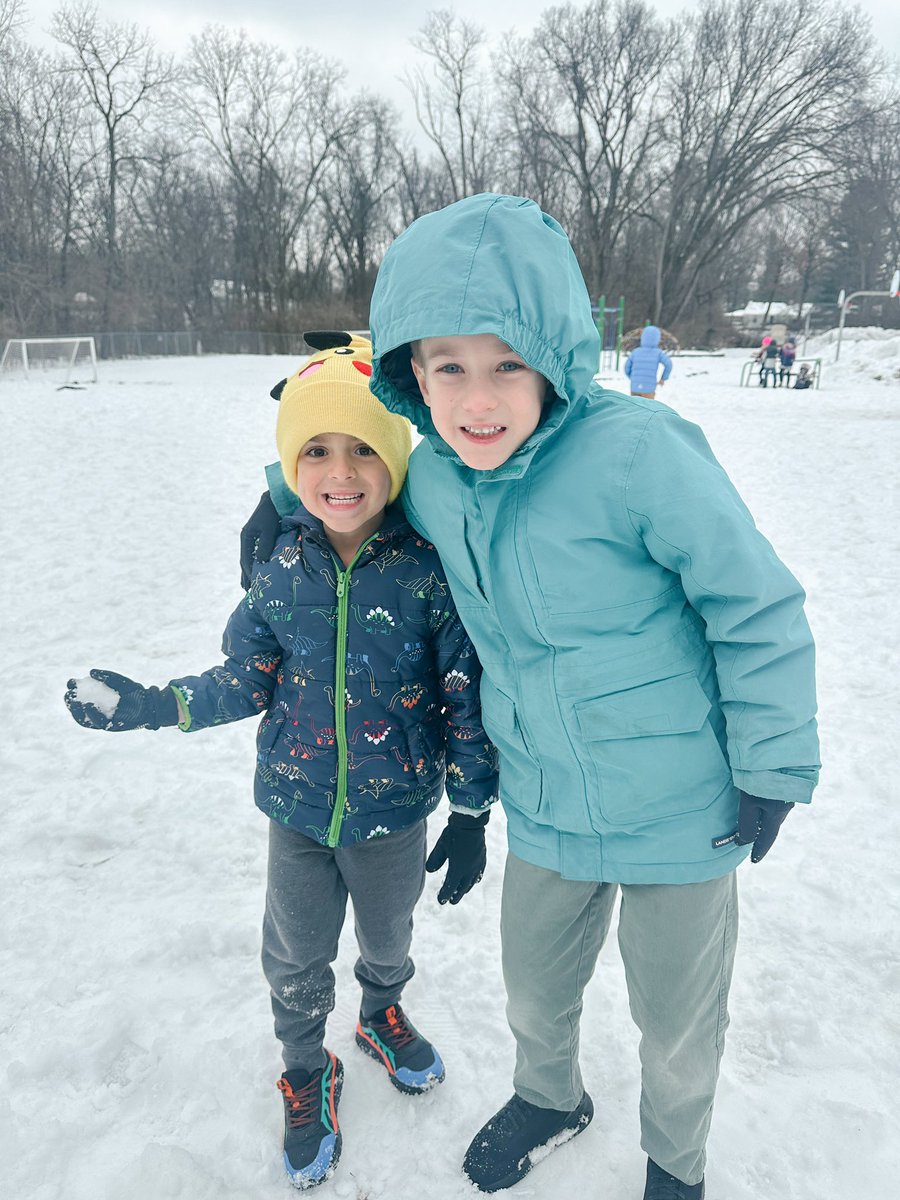 _teachitwright's tweet image. playing in the snow with my kinders = pure magic ☃️🤍 @ayerelementary