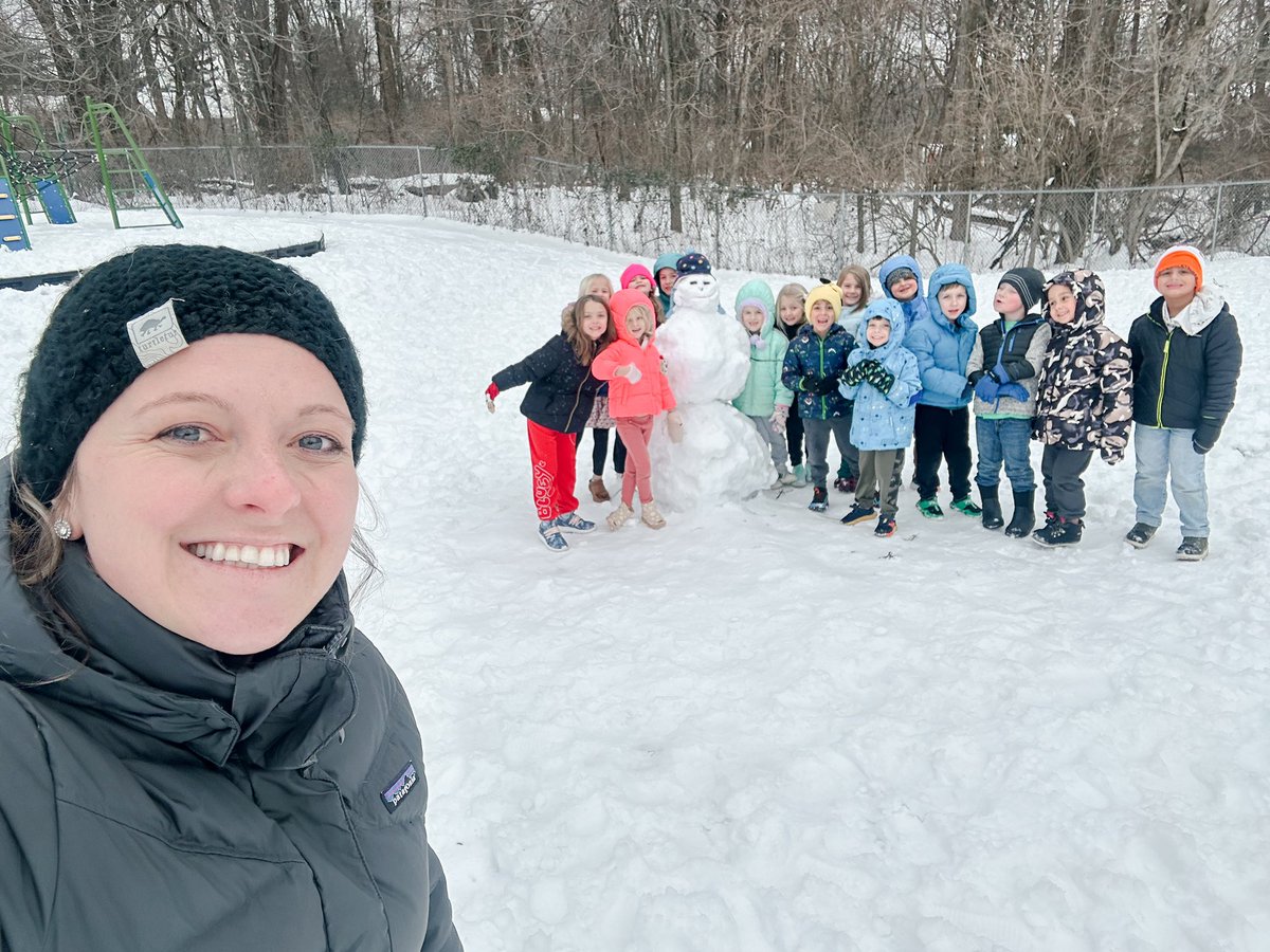 _teachitwright's tweet image. playing in the snow with my kinders = pure magic ☃️🤍 @ayerelementary