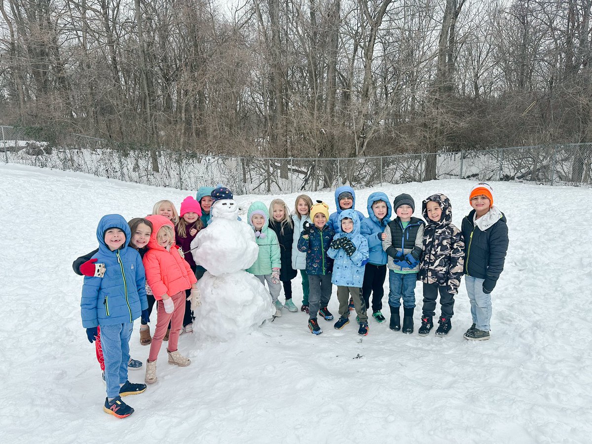 _teachitwright's tweet image. playing in the snow with my kinders = pure magic ☃️🤍 @ayerelementary