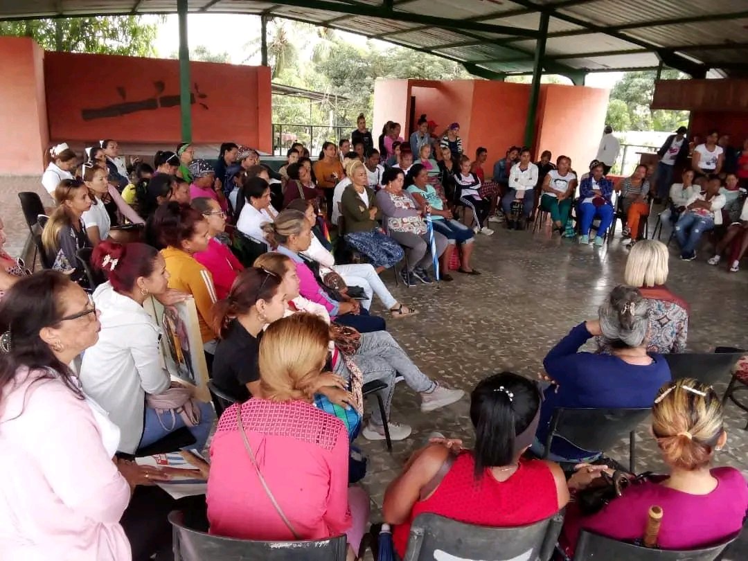 lademajagua's tweet photo. Mujeres dedicadas a la producción y los servicios en el Consejo Popular #Mabay, #Bayamo, intercambian con la Miembro del Buró Político Teresa Amarelles Boue, Secretaria General de la FMC , @YudelkisOrtizB ,Primera Secretaria del PCVC en Granma y @YanetsyTerry Terry ,Gobernadora https://t.co/eBMHAmsfiD