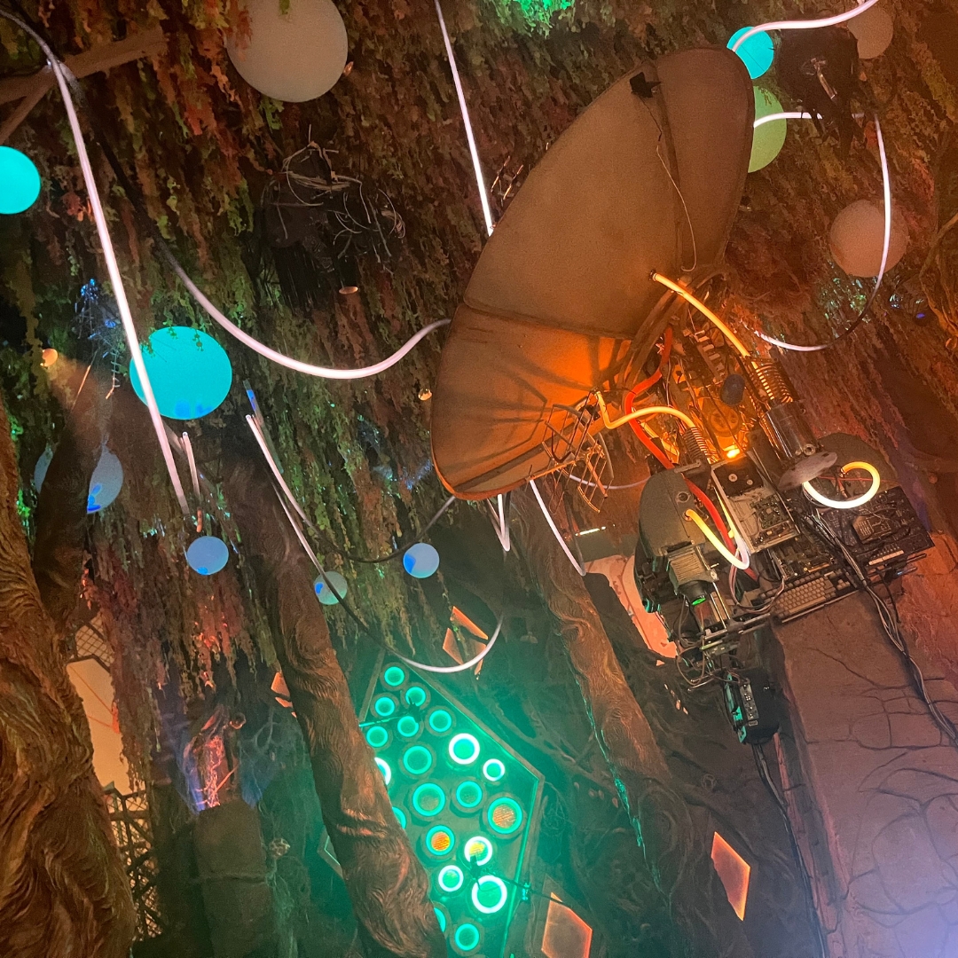 mossled's tweet photo. At the Radio Tave exhibit by Meow Wolf, Moss LED’s OmniFlex 360 LED in black stealth adds a captivating atmosphere to an eclectic mix of scenes inspired by Texas culture and Houston's vibrant Fifth Ward, from a lively honky-tonk dive bar to the ETNL radio broadcast studio. https://t.co/YozYMrPH5Y