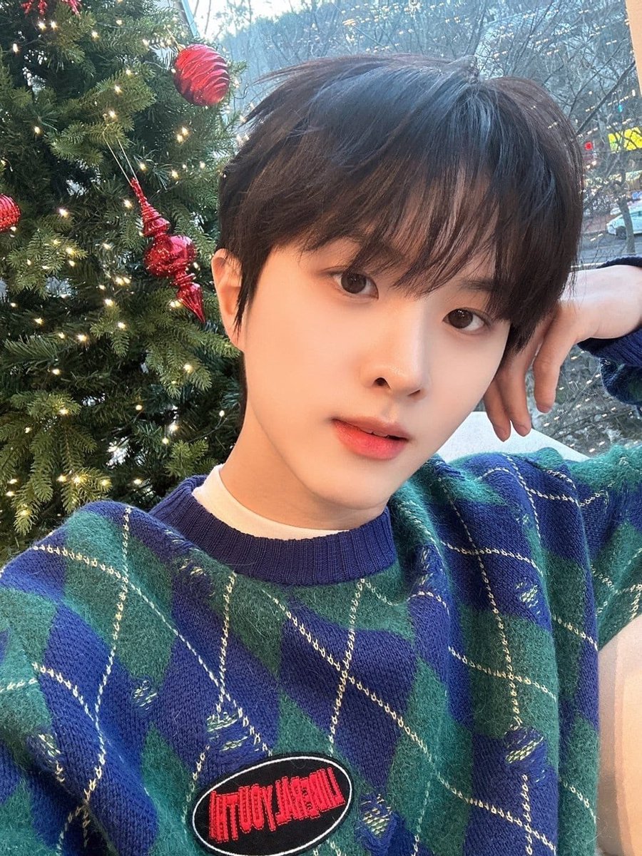 Actualización en Weverse | 25.12.24 | @kingdom_gfent <a href="/TheKingDom_GF/">The KingDom</a>

[IVAN 👑] 

🎄💓🎄

#더킹덤 #TheKingDom #TKD #아이반 #IVAN