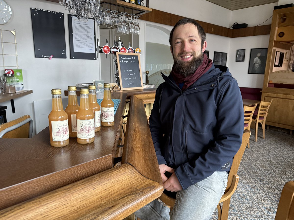 CafeLeCulturel's tweet image. Grâce à l’exposition de @vicalisse sur les agriculteurs de l’#Avesnois, nous avons eu la chance de connaître Samuel qui est #Pomiculteur à #Sémeries (Nord) Son Jus de #Pomme s’appelle « 𝗟𝗲 𝗰𝗵𝗮𝗻𝘁 𝗱𝗲𝘀 𝗼𝗶𝘀𝗲𝗮𝘂𝘅 » et il est en vente dès aujourd’hui au #CafeLeCulturel