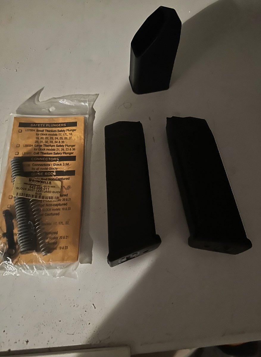 exuuout's tweet photo. glock 21 (.45 kal) $400
hmu to buy / negotiate 
#glock https://t.co/sshiCSFzPb