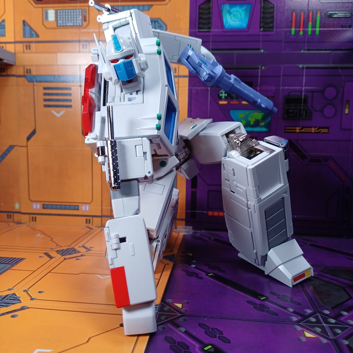 Kureigu8's tweet image. Inner bot is okay. 
Though his feet need a heel, his axe doesn&apos;t want to stay tabbed in, and he&apos;s a touch limp wristed and won&apos;t hold his gun straight.  
#transformers #transformerscollection #fantasticmodel #fanstoys #margh #g1 #ultramagnus #toys