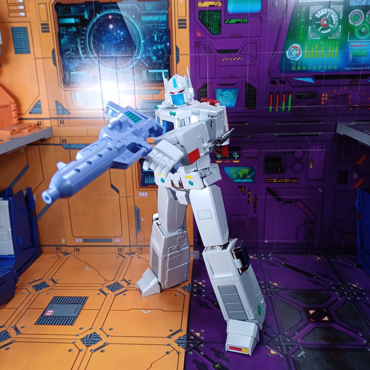 Kureigu8's tweet image. Inner bot is okay. 
Though his feet need a heel, his axe doesn&apos;t want to stay tabbed in, and he&apos;s a touch limp wristed and won&apos;t hold his gun straight.  
#transformers #transformerscollection #fantasticmodel #fanstoys #margh #g1 #ultramagnus #toys