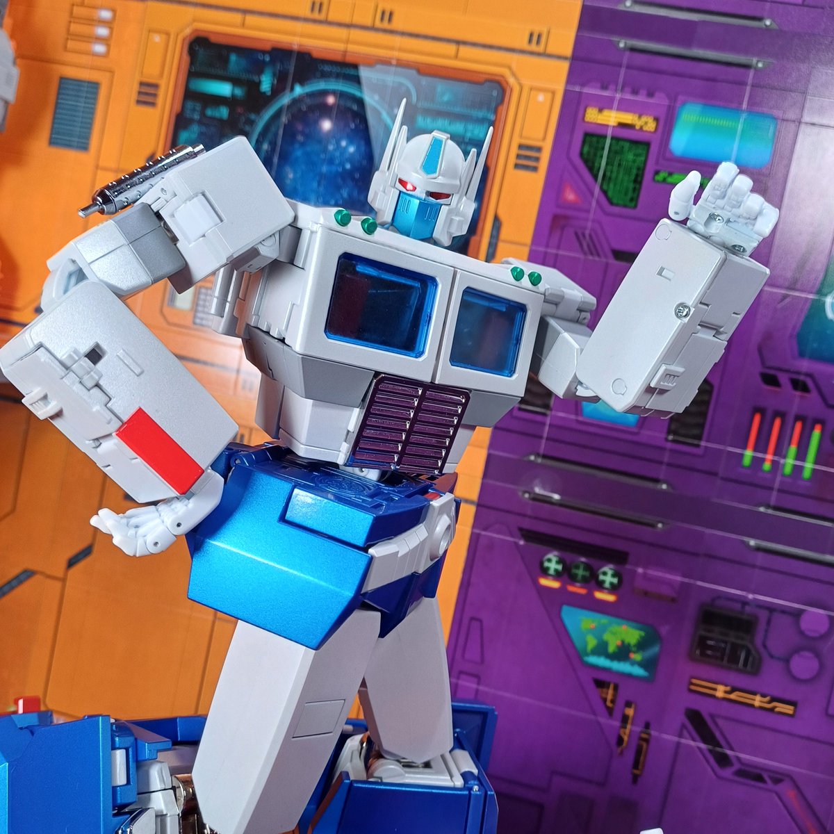 Kureigu8's tweet image. Inner bot is okay. 
Though his feet need a heel, his axe doesn&apos;t want to stay tabbed in, and he&apos;s a touch limp wristed and won&apos;t hold his gun straight.  
#transformers #transformerscollection #fantasticmodel #fanstoys #margh #g1 #ultramagnus #toys