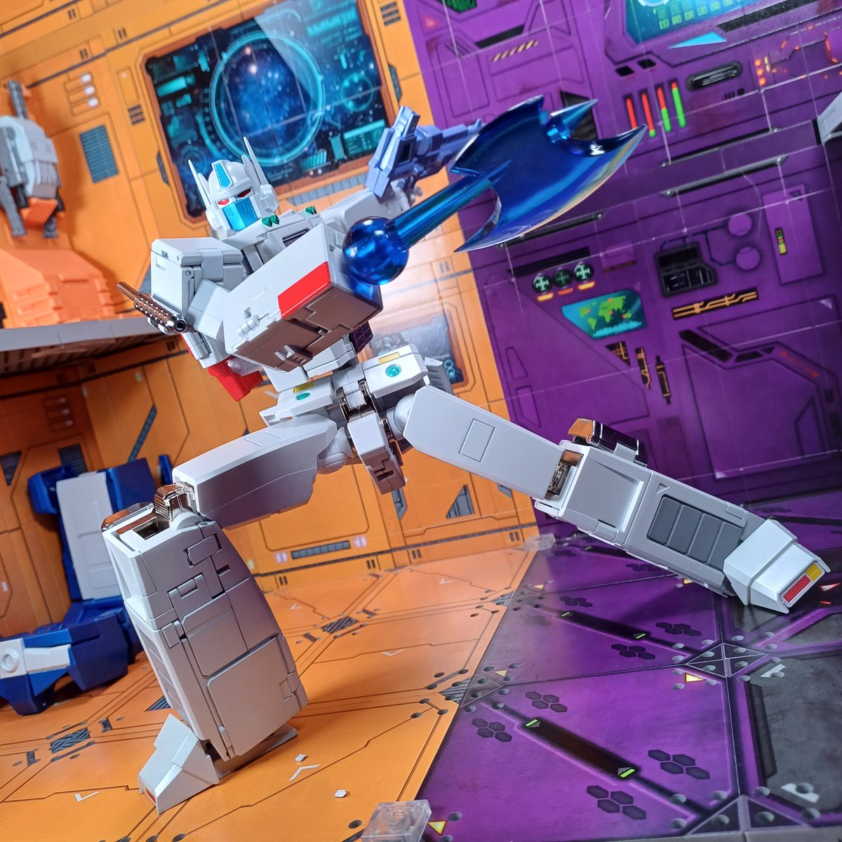 Kureigu8's tweet image. Inner bot is okay. 
Though his feet need a heel, his axe doesn&apos;t want to stay tabbed in, and he&apos;s a touch limp wristed and won&apos;t hold his gun straight.  
#transformers #transformerscollection #fantasticmodel #fanstoys #margh #g1 #ultramagnus #toys