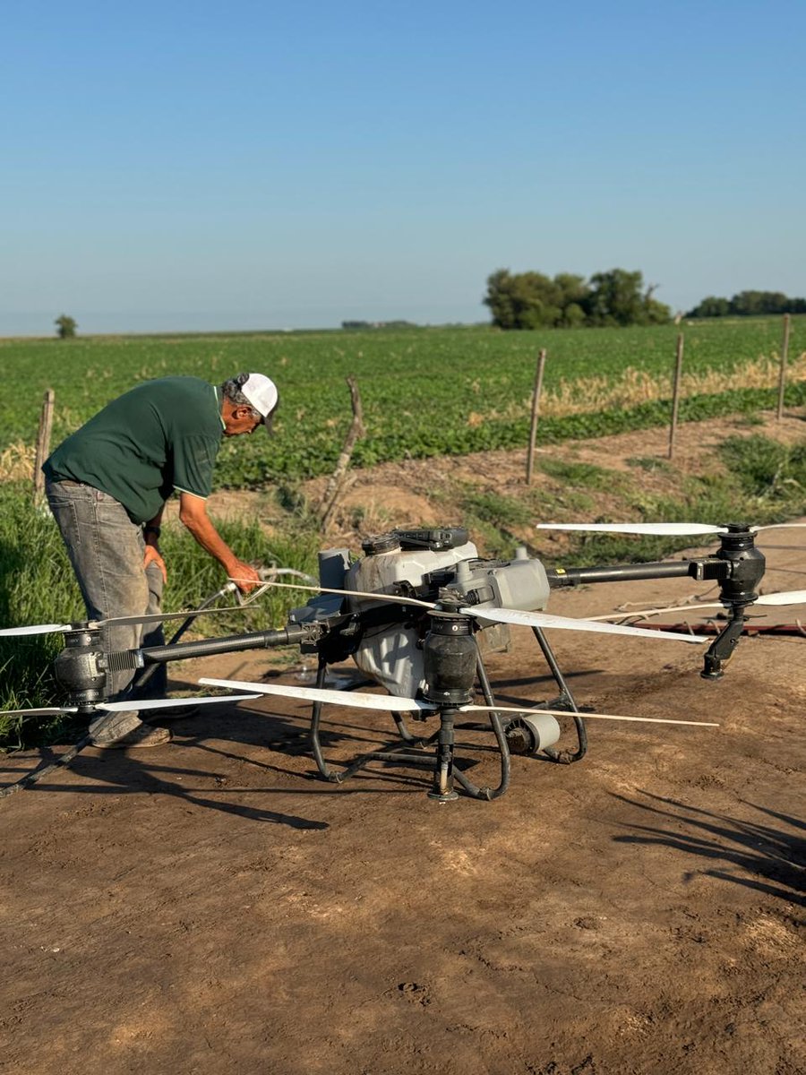 gonllera's tweet photo. Excelente jornada de ensayo en la localidad Las junturas, cba. aplicación de fertilizantes foliares con dron de smartfoil y powerfoil en un borax PWUE.
@ALZ_Agro 
@ALZAgroMercados https://t.co/19xFzzq3sl