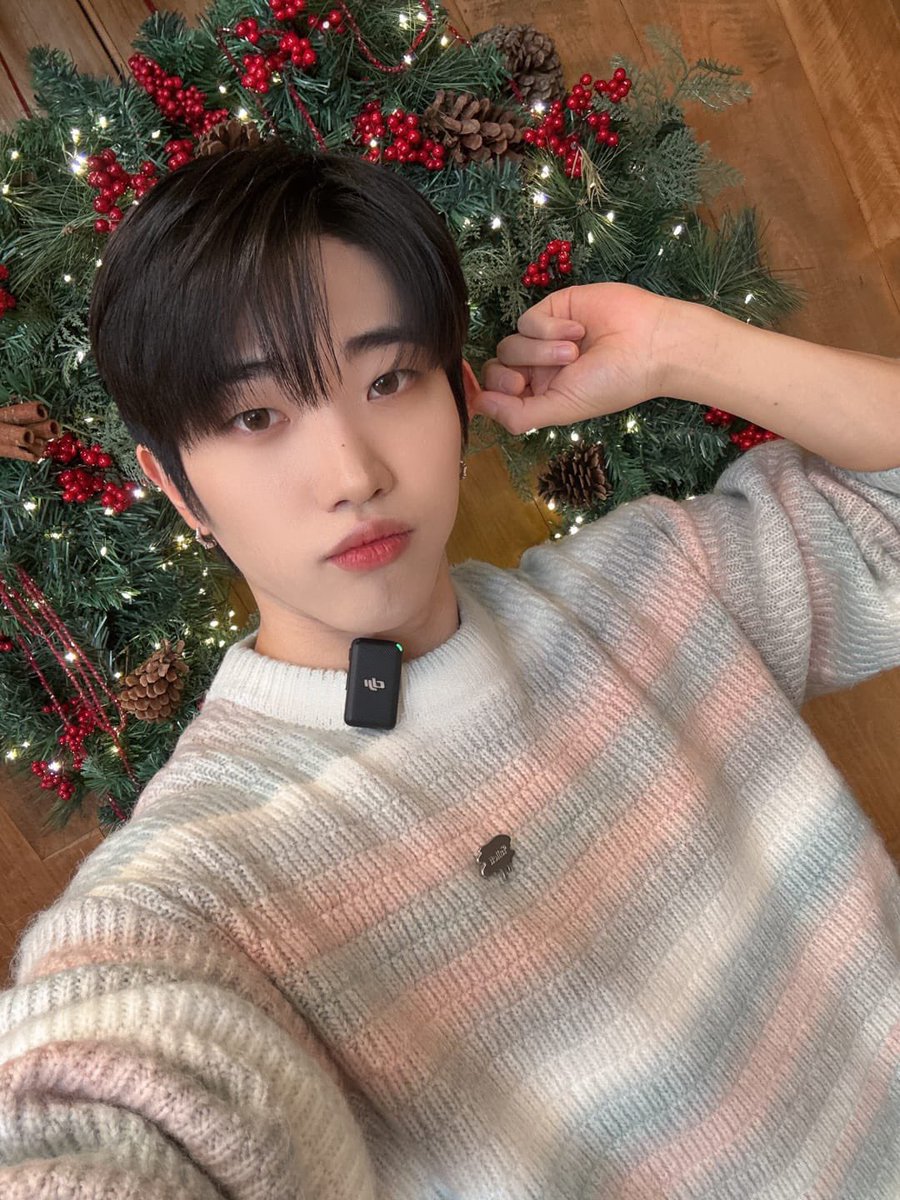 Actualización en Weverse |25.12.24| @kingdom_gfent <a href="/TheKingDom_GF/">The KingDom</a>

[DANN 👑] 

Yo soy el regalo de Navidad 🎅🎄

#더킹덤 #TheKingDom #TKD #단 #DANN