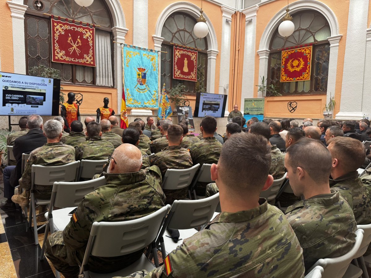 carreradelebro's tweet image. 📣 Hoy ha tenido lugar la presentación oficial de la XVII edición de la Carrera del Ebro.

🟦 El acto estuvo presidido por el general García del Barrio, jefe de la Brigada “Aragón” I y el Sr. Brocate Puri, Concejal de deporte del Ayuntamiento de Zaragoza.