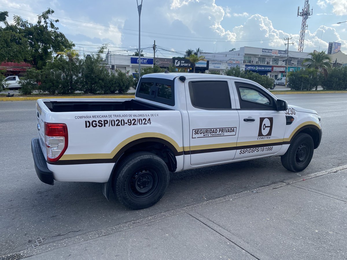 Así se las gastan trabajadores de <a href="/SomosCometra/">Grupo Cometra</a>  en Cancún se bajan de su camioneta, tapan salida de estacionamiento y hay que esperar hasta que terminen de sacar dinero del cajero