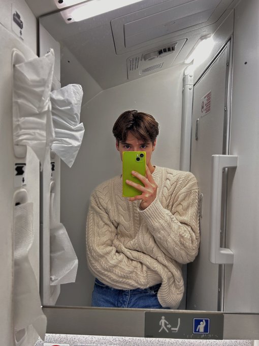 2 pic. Brb, spending the rest of winter in this sweater https://t.co/EcllesFqRA