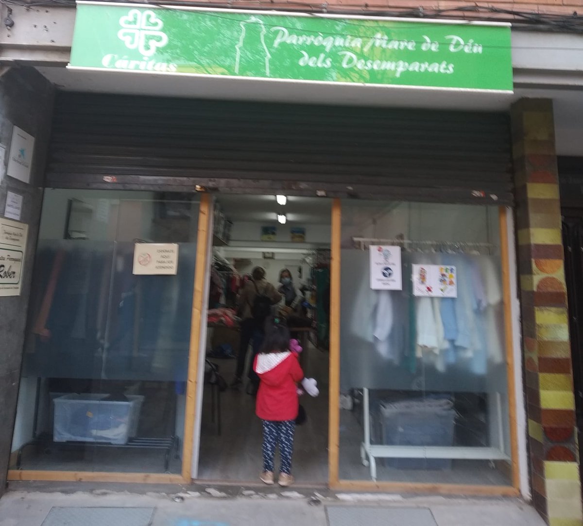 Buenas tardes si tenéis ropa de abrigo que no utilicéis y está en buen estado la parroquia del barrio,Mare de Deu dels Desemparats os la cogen con agrado, gracias