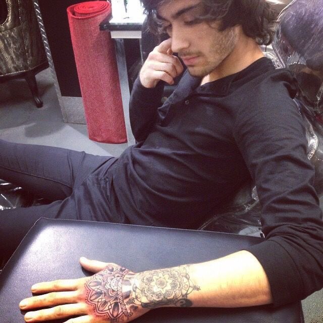 heldilili's tweet photo. Zayn Malik getting his iconic mandala tattoo, 2014 https://t.co/auBQaop5tU
