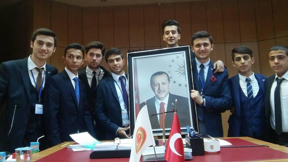mekremvarol's tweet photo. Dünde bugünde aynı yerde aynı duygularla diz dize ve omuz omuza.

İstanbul @nevzatyucetr ye emanet,
Zaman bizde ve mekan bize emanet…

@beytullah_gumus @mbilaldonmeztr @recepfurkanksp @korayhuyuktepe https://t.co/xmpdMiHIDP