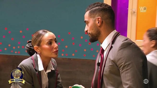 Boua_Srcl's tweet photo. Différence entre Nabil et Vincent ? 

Nabil va en duel à la place de Mélanie contre John  et Vincent envoie  Marwa à sa place en duel face à John 

La honte vraiment puis le ftg qu’il lache à Nicolo quand il lui fait la remarque ?? #TheCerveau https://t.co/s1o5yxCmAK