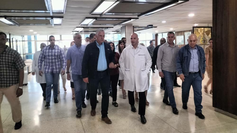 lademajagua's tweet photo. Hasta el Hospital General Docente "Abel Santamaría" llegó el presidente cubano @DiazCanelB y @DrRobertoMOjeda para intercambiar con su personal. Alli se reconoció el esfuerzo y se reflexionób sobre inquietudes de la población y como solucionarlas.
#YoSigoAMiPresidente https://t.co/h1AsyFzDQE