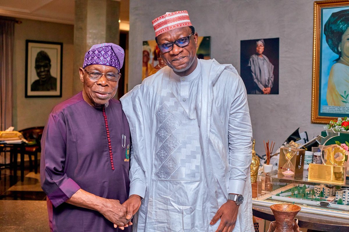 Hon Abdulmumin Jibrin Kofa (Jarman Bebeji), member representing Kiru/Bebeji, Kano, in the House of Representatives paid homage today to former President Olusegun Obasanjo at his residence in Abeokuta, Ogun. 

Sani Ibrahim Paki
Media Aide to the honourable member
16-01-2025