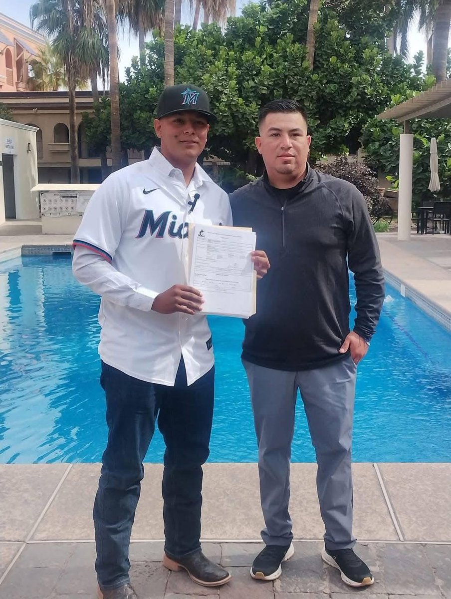MOISÉS MORALES, talento del ejido Maytorena en #Empalme, firmó con los Miami Marlins. Acompañado por su familia y los scouts Andrés Guzmán y Enrique Padilla, da un gran paso hacia las Grandes Ligas. ¡Felicidades! <a href="/ZummaNoticias/">Zumma Multimedios</a>