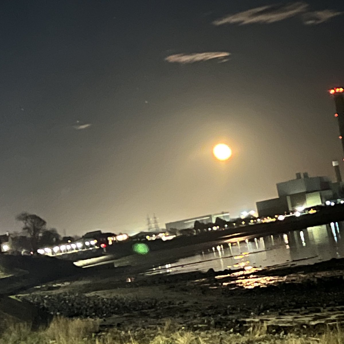 QUBResilience's tweet photo. Taking #mindful moments across the course of that - watching the #moon set and rise #Mindfulness #SelfCare https://t.co/78eXJ5ZS7D