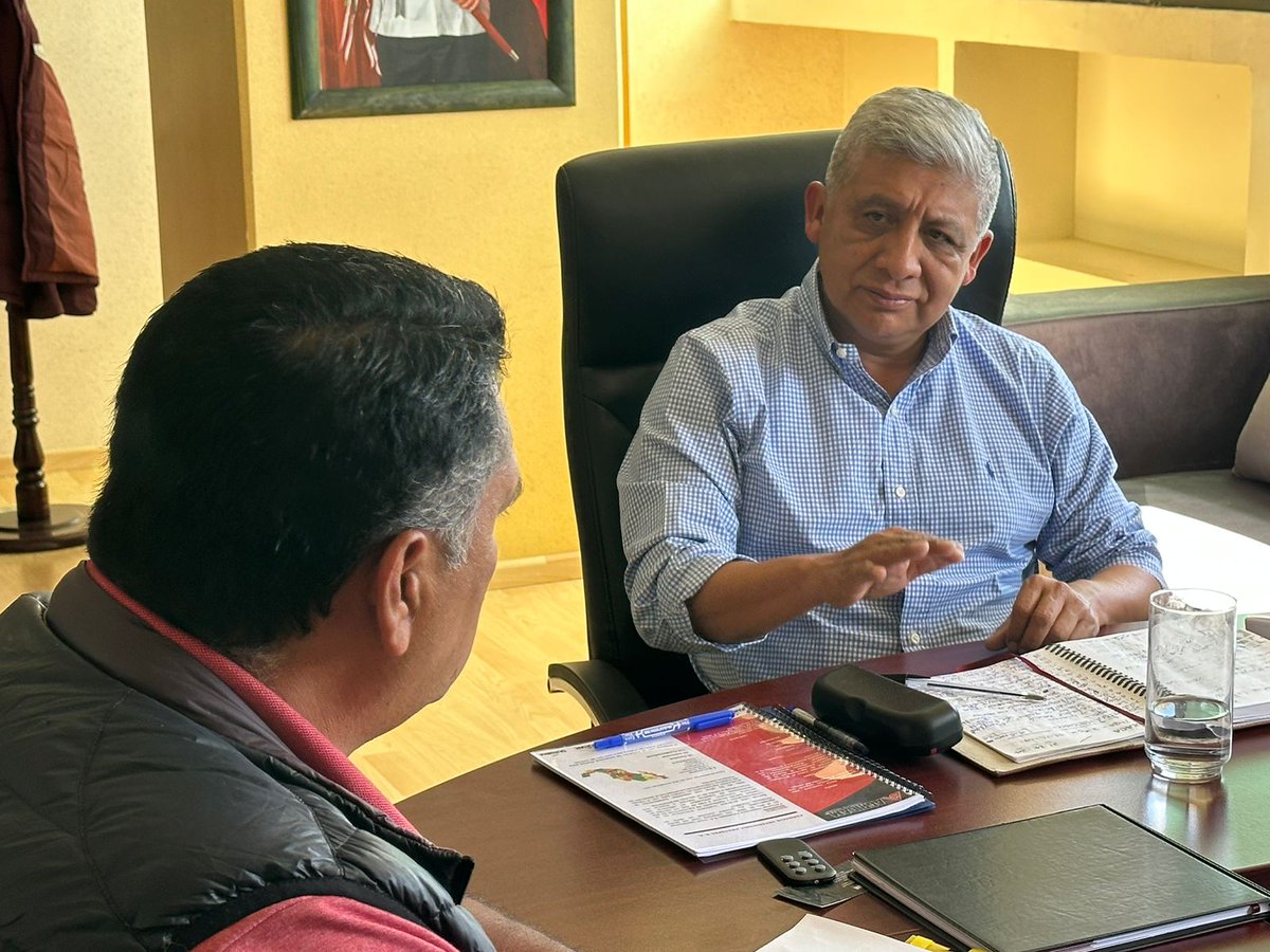SEFADER_GobOax's tweet photo. Se reúne el secretario de la #Sefader, @LopezLeyvaV, con el presidente del #CESVO, Sandro Guadalupe Méndez Sánchez y el Gerente del #CESVO, Mauricio Bolaños González, para trazar las rutas y plan de trabajo que se estará implementando este 2025 en beneficio de las y los productores agrícolas de nuestro Estado.
#FloreceElCampoOaxaqueño