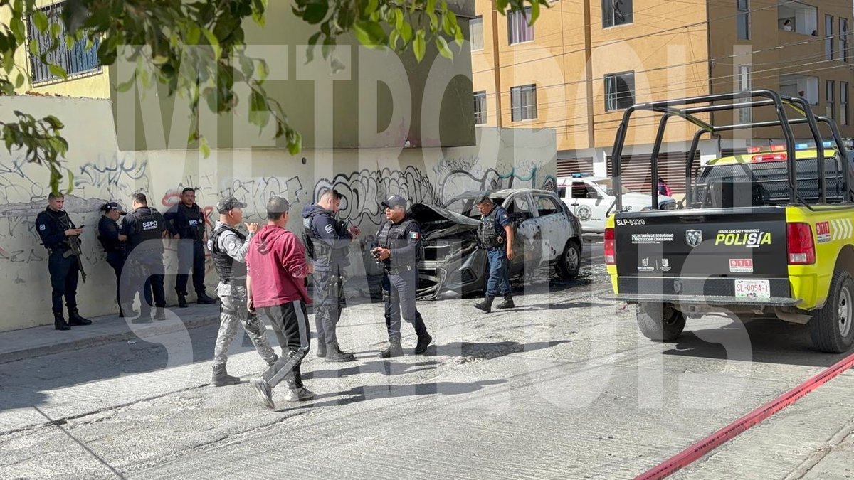 MetropoliSLP's tweet photo. Este jueves, un asalto a mano armada fue perpetrado en las oficinas recaudadoras ubicadas en la esquina de las calles Mariano Jiménez y Zenón Fernández, en San Luis Potosí. Según la información preliminar, un comando armado arribó al lugar a bordo de una camioneta, amagó al personal y, de manera extraoficial, se reporta que se apoderaron de aproximadamente 2 millones de pesos.

A pesar de la concurrencia habitual de la zona, los asaltantes lograron abandonar el lugar sin ser detenidos. Más tarde, la camioneta utilizada en el robo fue localizada en la calle Teólogos y Carbonera, en la colonia Himno Nacional primera sección, donde habría sido incendiada, presumiblemente para eliminar evidencia del crimen.