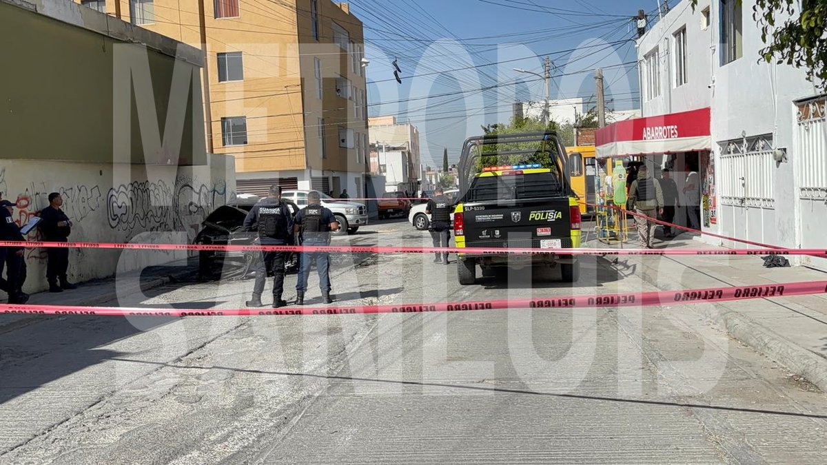 MetropoliSLP's tweet photo. Este jueves, un asalto a mano armada fue perpetrado en las oficinas recaudadoras ubicadas en la esquina de las calles Mariano Jiménez y Zenón Fernández, en San Luis Potosí. Según la información preliminar, un comando armado arribó al lugar a bordo de una camioneta, amagó al personal y, de manera extraoficial, se reporta que se apoderaron de aproximadamente 2 millones de pesos.

A pesar de la concurrencia habitual de la zona, los asaltantes lograron abandonar el lugar sin ser detenidos. Más tarde, la camioneta utilizada en el robo fue localizada en la calle Teólogos y Carbonera, en la colonia Himno Nacional primera sección, donde habría sido incendiada, presumiblemente para eliminar evidencia del crimen.
