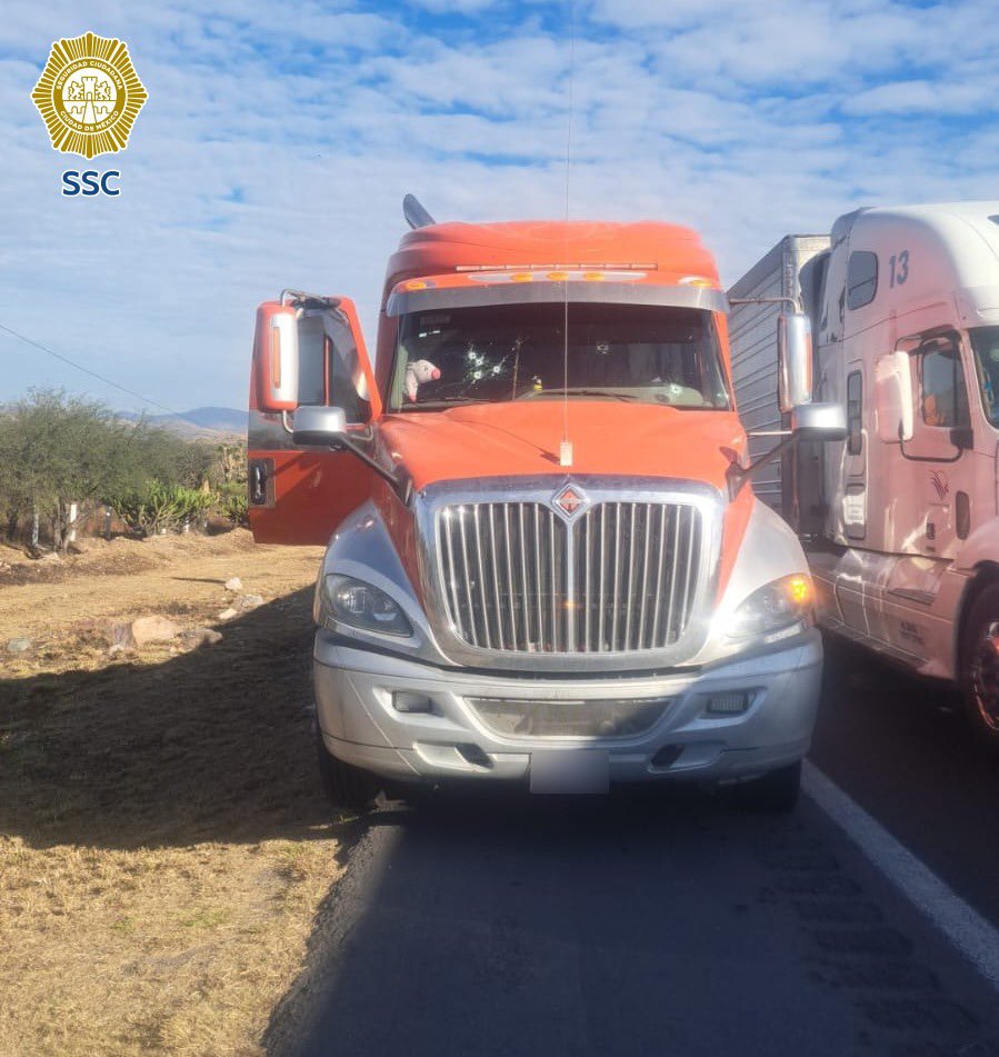 PabloVazC's tweet image. La valiente reacción de un compañero de la #PBI de @SSC_CDMX frustró el robo de un camión de carga que custodiaba en la carretera #SanLuisPotosí - #Guanajuato rumbo a la #CDMX, el cual transportaba mercancía valuada en más de 5 millones de pesos. 

El uniformado de la Policía