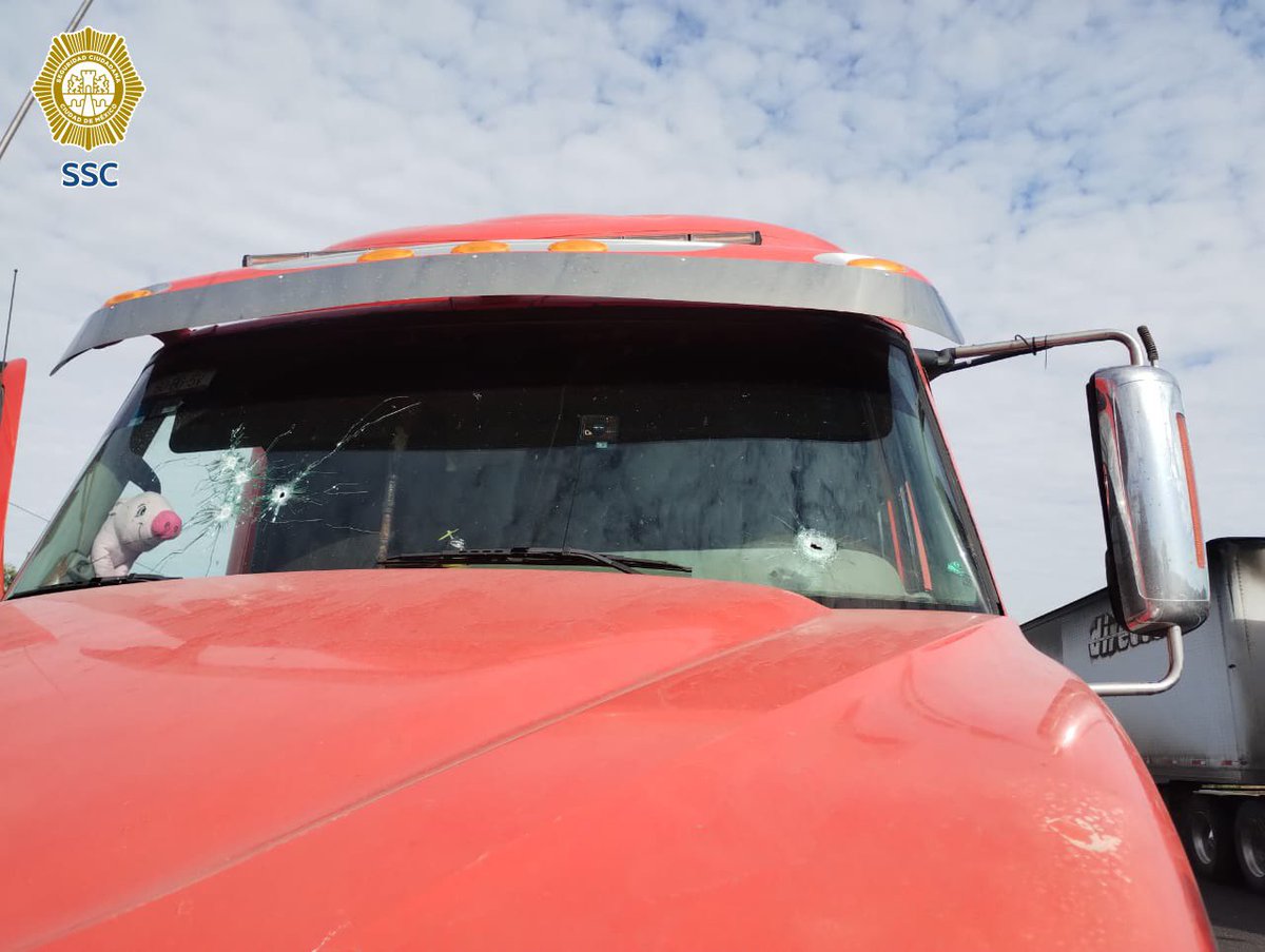 PabloVazC's tweet image. La valiente reacción de un compañero de la #PBI de @SSC_CDMX frustró el robo de un camión de carga que custodiaba en la carretera #SanLuisPotosí - #Guanajuato rumbo a la #CDMX, el cual transportaba mercancía valuada en más de 5 millones de pesos. 

El uniformado de la Policía