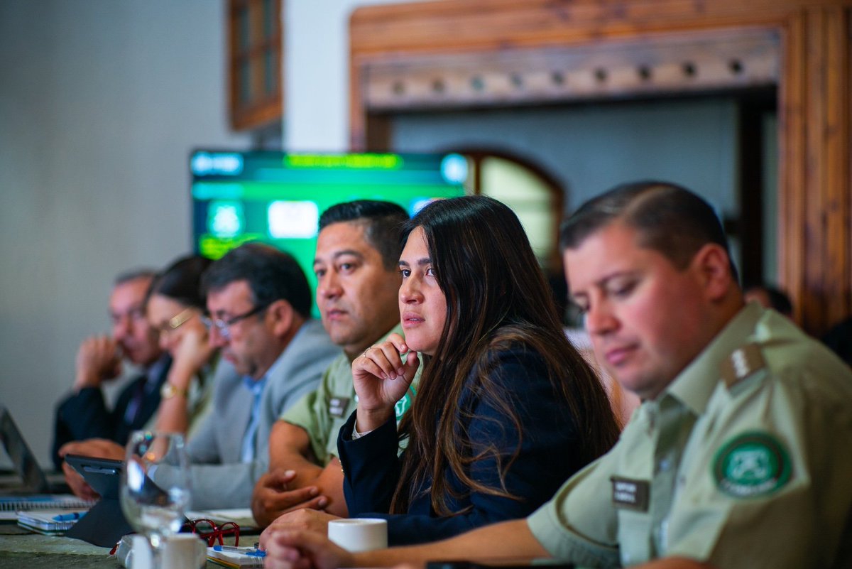 📍 Con el objetivo de conocer el balance de la labor policial desarrollada en la provincia de Llanquihue, Delegada Paulina Muñoz junto a Jefe de Zona Los Lagos de <a href="/CarabLosLagos/">Carabineros Región de Los Lagos</a> y <a href="/LosLagosSPD/">SPD Los Lagos</a> encabezaron una nueva sesión del Sistema Táctico Operativo Policial (STOP).