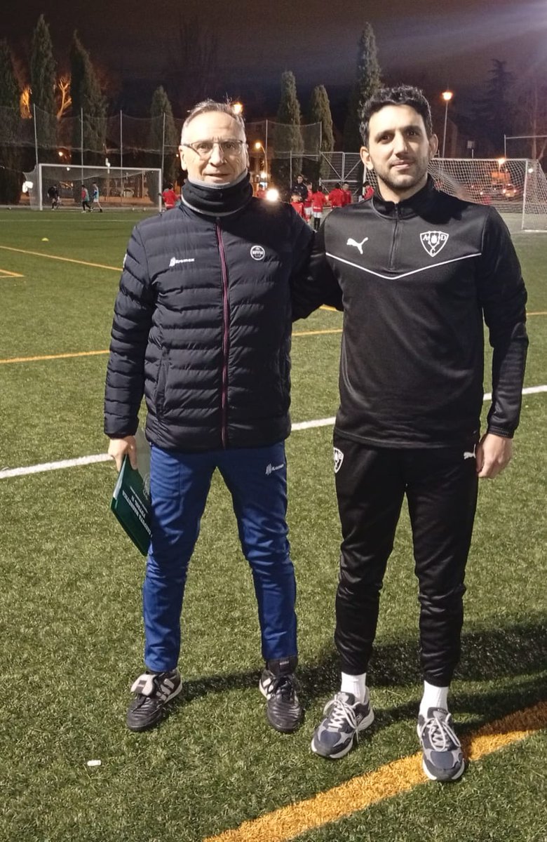 El coordinador de ABR, <a href="/Pacosaez14/">Paco Sáez</a>, visitó a Panayotis Livanios, alumno del curso UEFA B, y comprobó in situ sus avances con el equipo del club <a href="/CalaPozuelo/">AD Cala Pozuelo</a>.